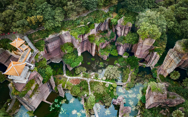 莲花山旅游区是国家AAAA级旅游景区、广东省风景名胜区和广州市历史文化保护区，主要由古采石场遗址( 全国重点文物保护单位）、莲花塔、莲花仙境等景点组成。.jpg