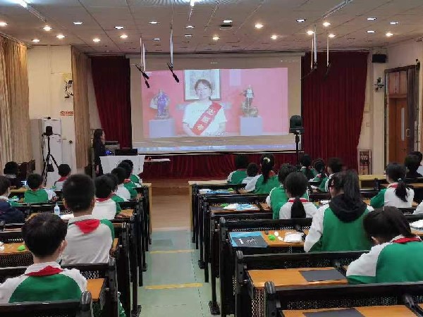 荔湾区龙津小学学生观看英模题材藏品解说视频.jpg