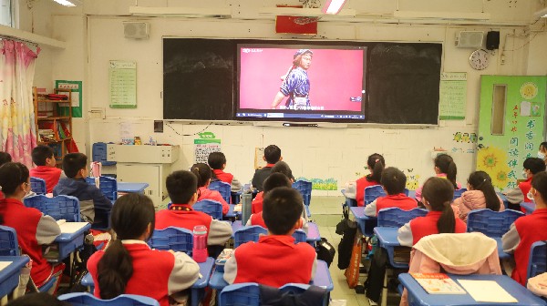 天河区长湴小学学生观看英模题材藏品解说视频.jpg