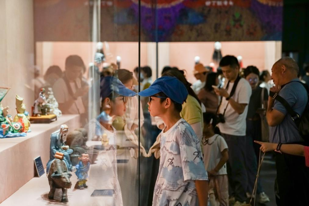 2-1.广州市文化馆“抟土绕潮音——大吴泥塑艺术展”现场图.png