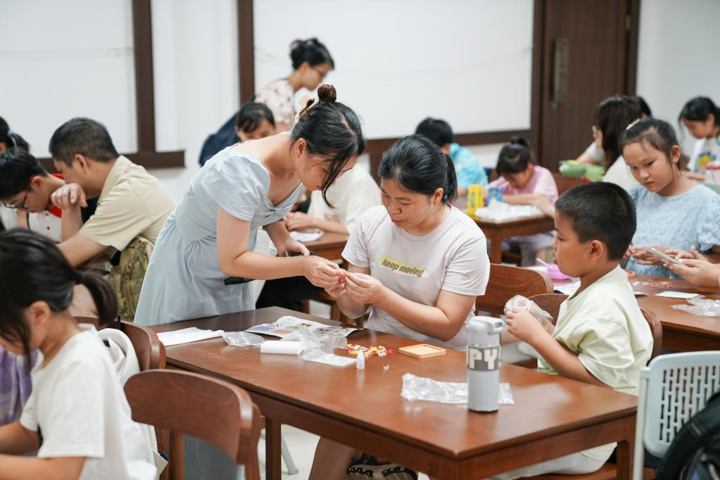 2-2.广州市文化馆“百姓学堂”亲子课堂现场图.png