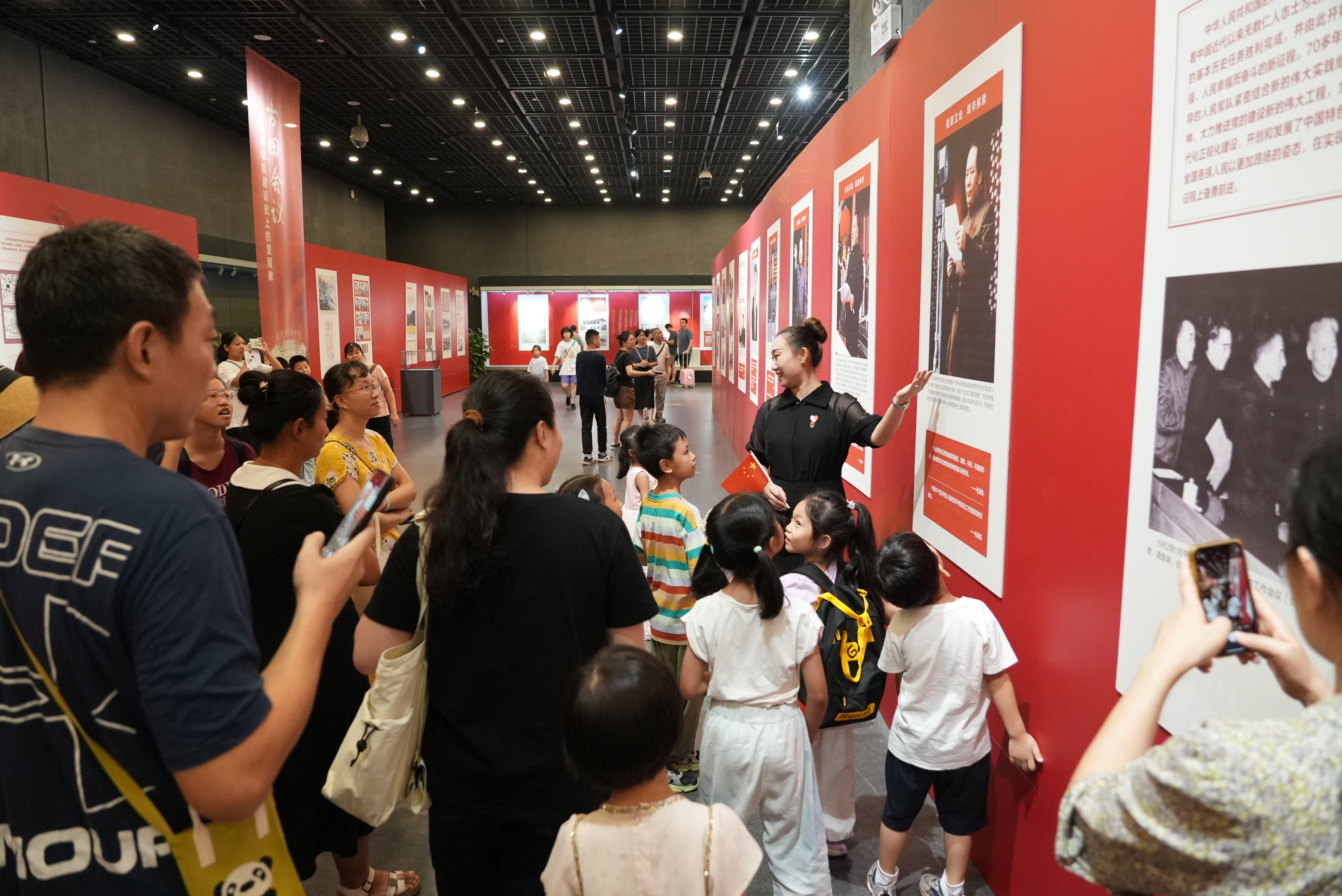 2-4.广州图书馆《古田会议——党和军队建设史上的里程碑》展览现场图.png