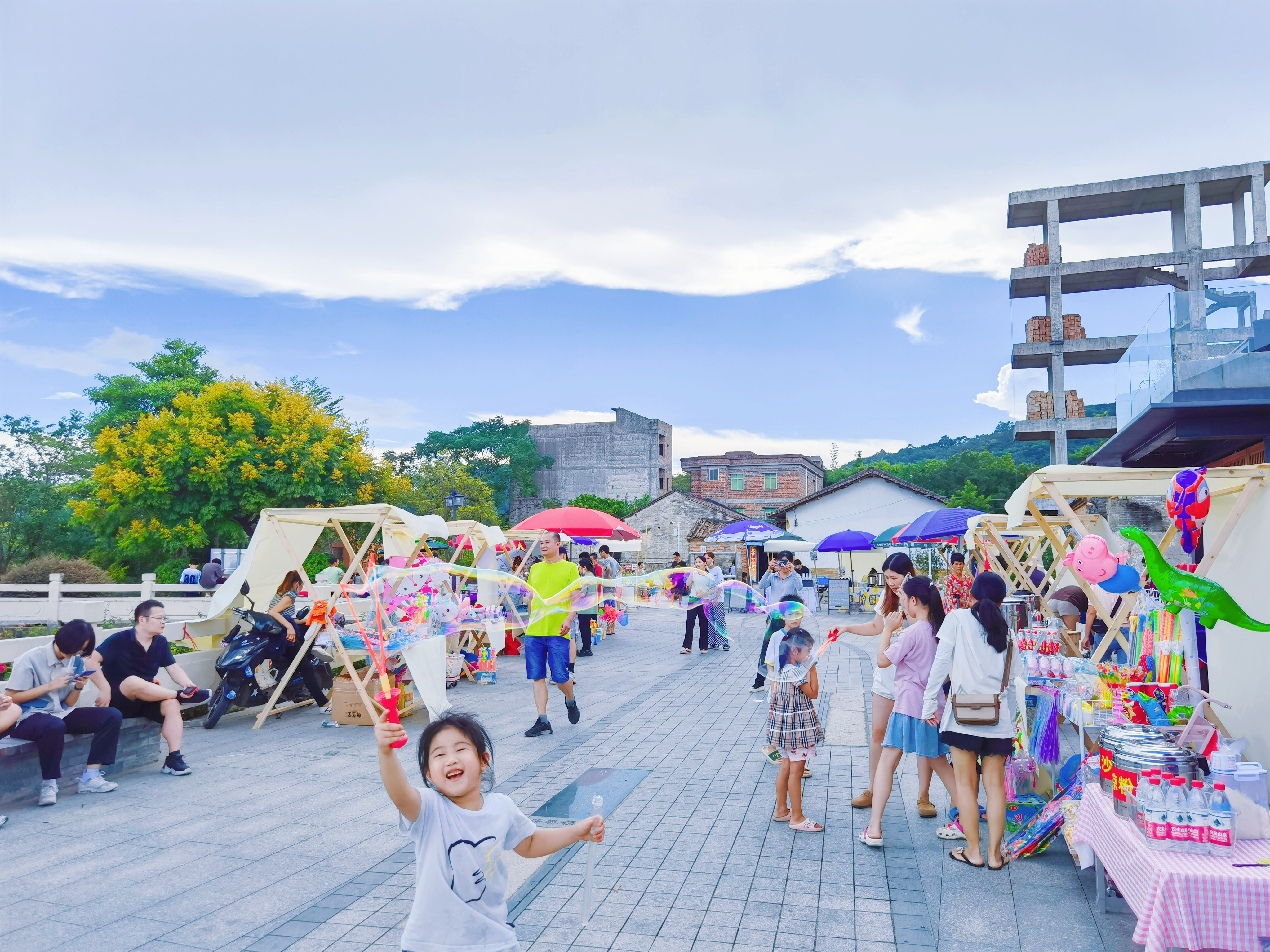 2-6.花东镇港头村集市活动现场图.png
