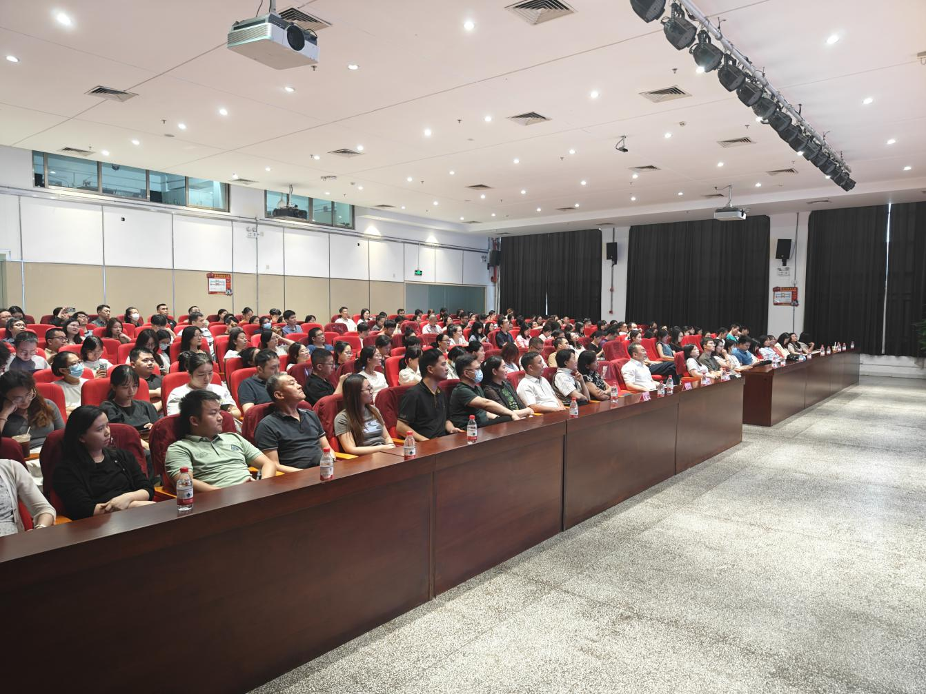 7月4日西港娱乐(中国)官方网站
举办第二期青年理论学习讲座2.png